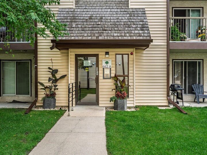 Property Photo:  662 Kenaston Boulevard  MB R3N 2A1 