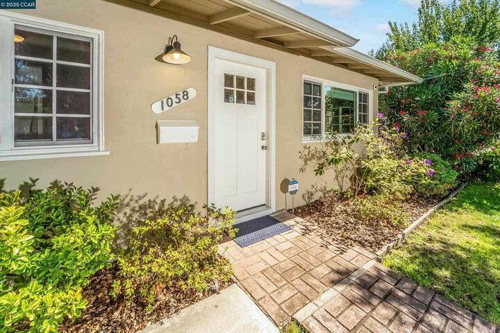 Property Photo:  1058 Victoria Ave  CA 94577 