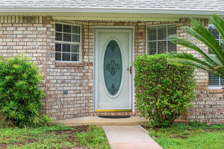 Property Photo: 7252 Antoinette Circle FL 32566