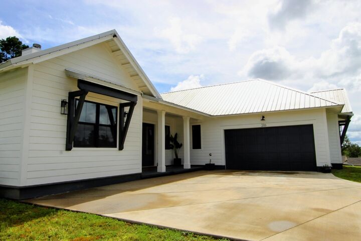 Property Photo: 3116 Pinot Way FL 32536
