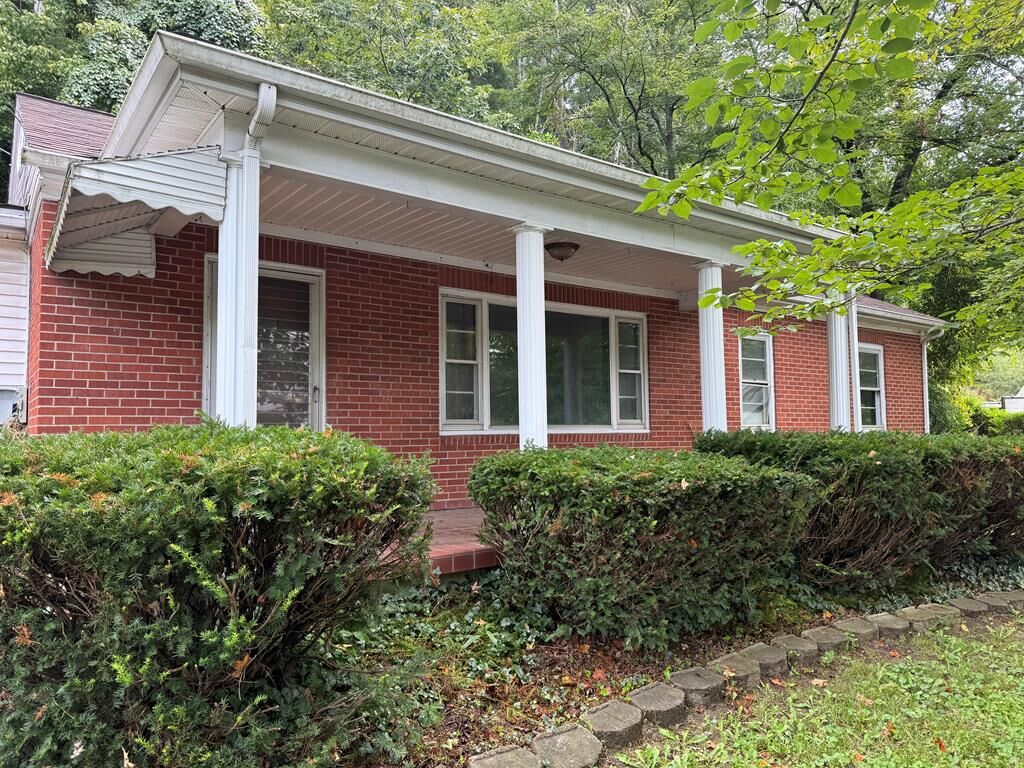 Property Photo: 1462 Ky. Rt. 40 KY 41256