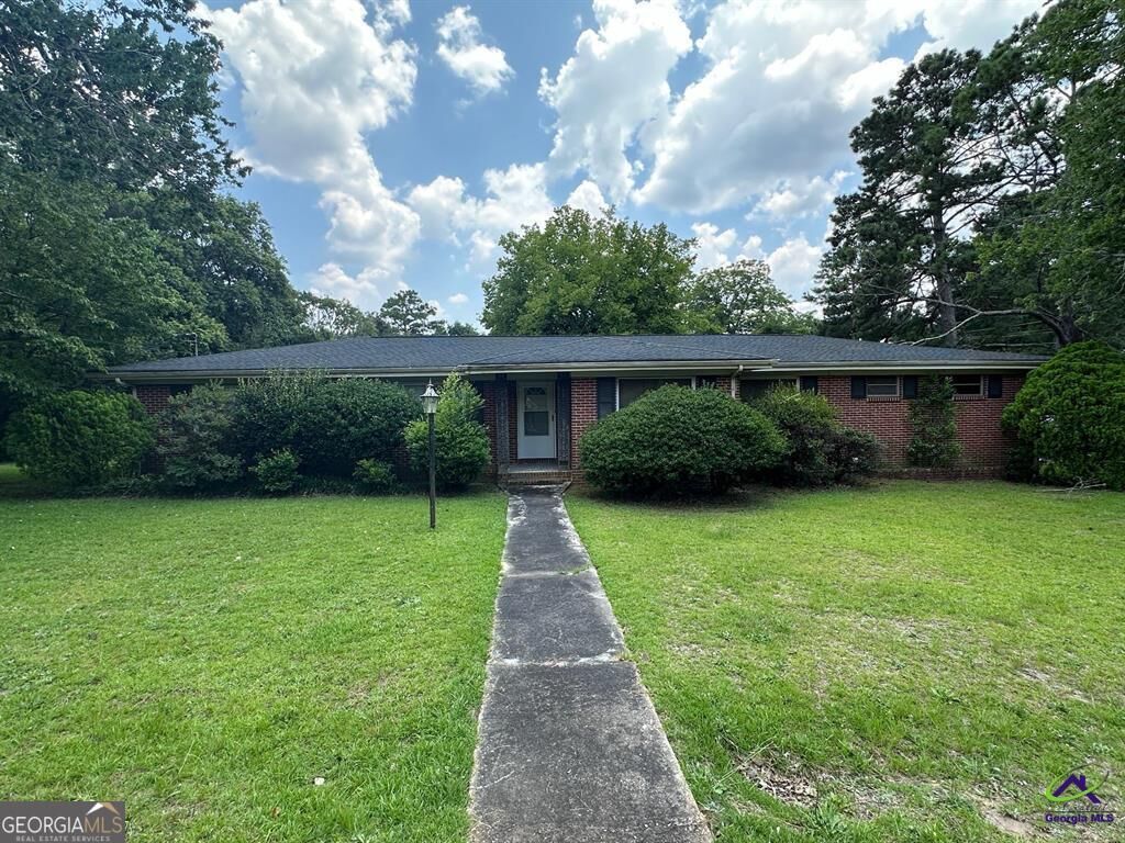 Property Photo:  501 Pinecrest Drive  GA 31093 