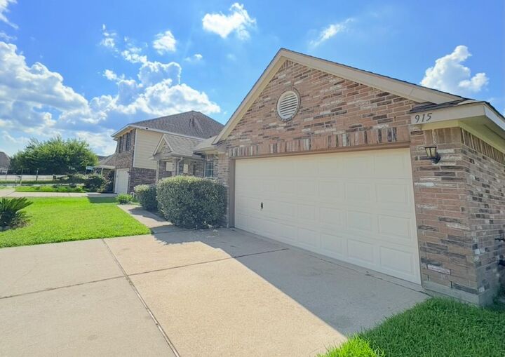 Property Photo:  915 Curry Street  TX 77521 