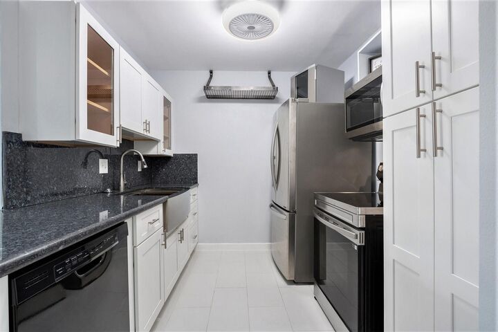 Property Photo: 4633 Wild Indigo Street 536 TX 77027