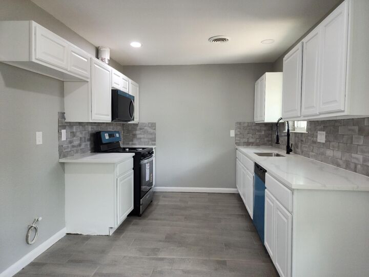 Property Photo: 5914 Newquay Street TX 77085