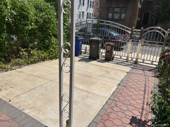 Property Photo: 863 E 221st Street NY 10467