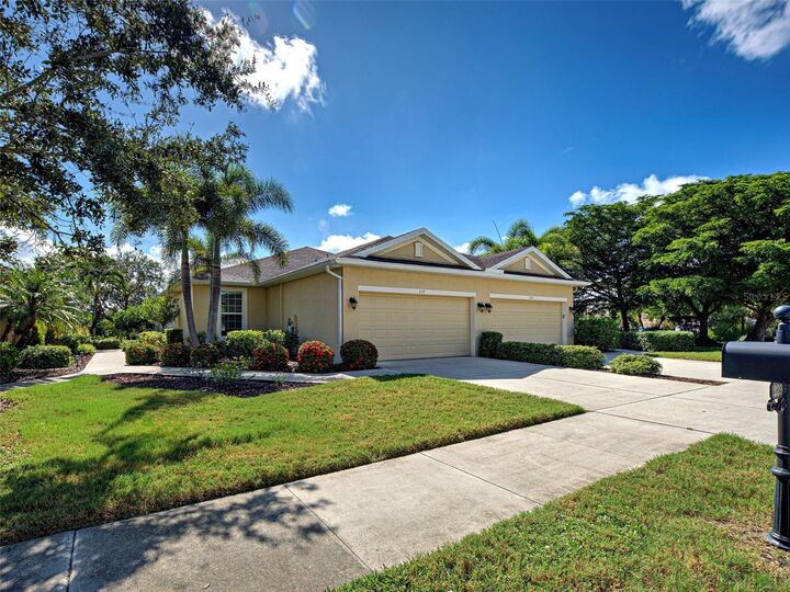 Property Photo: 239 Fontanelle Circle FL 34292