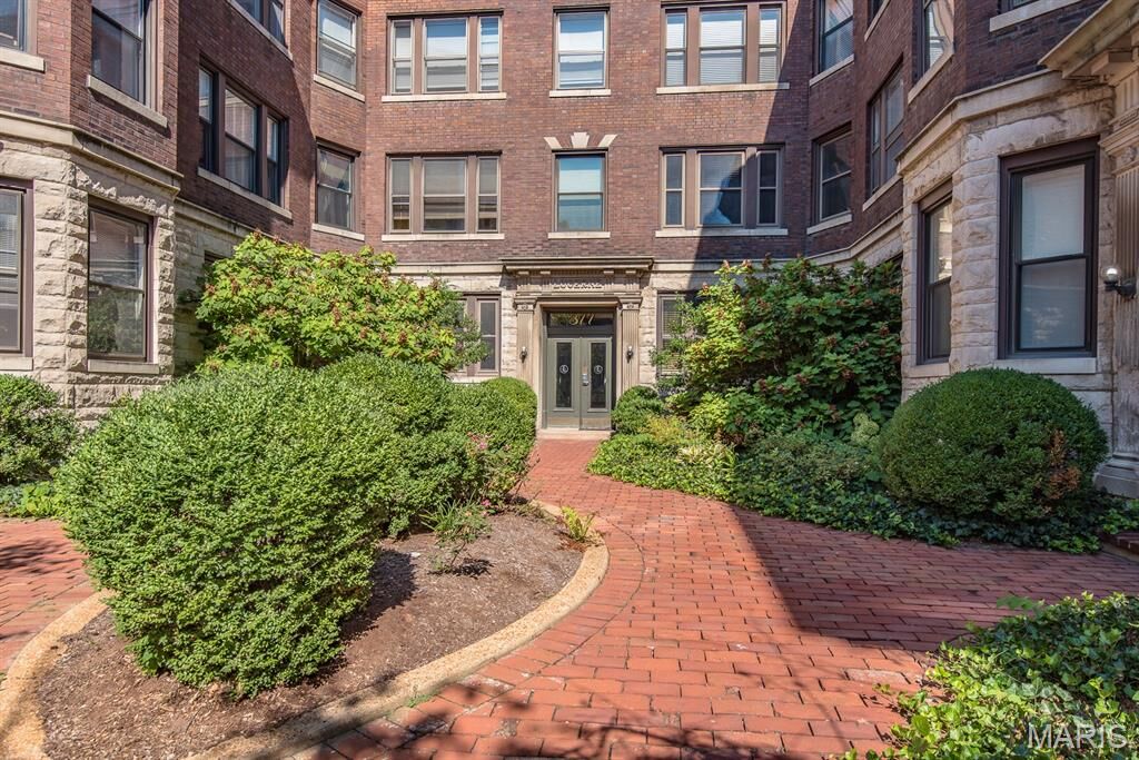 Property Photo: 377 N Taylor Avenue 1S MO 63108
