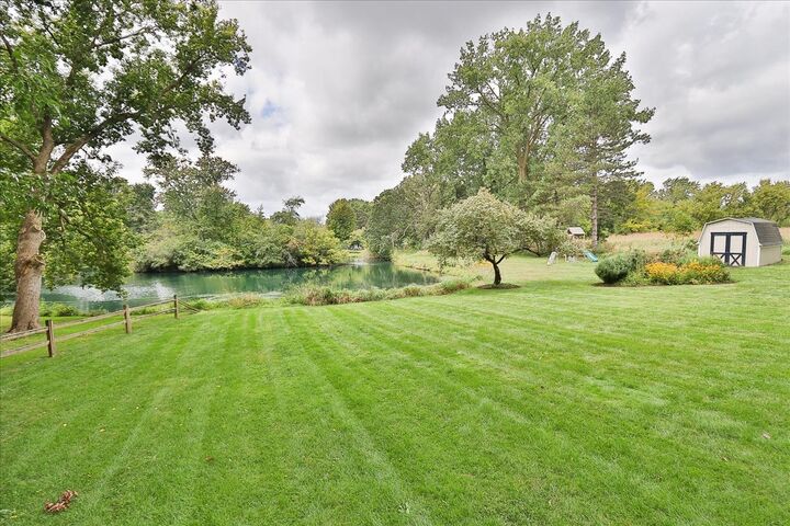 Property Photo: 547 Lakeview Court IL 60103