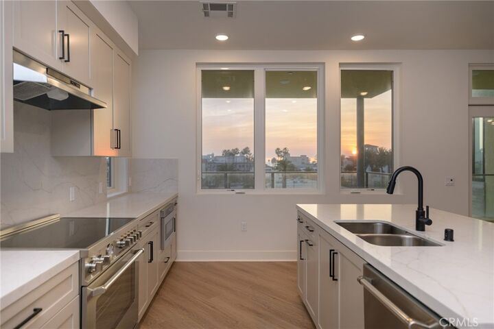 Property Photo: 414 Main 400 CA 92648