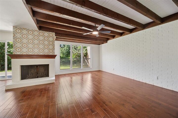 Property Photo: 712 Oakwood Trail TX 76112