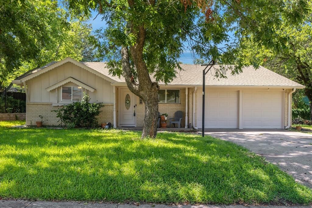 Property Photo: 5708 Waterview Drive TX 76016