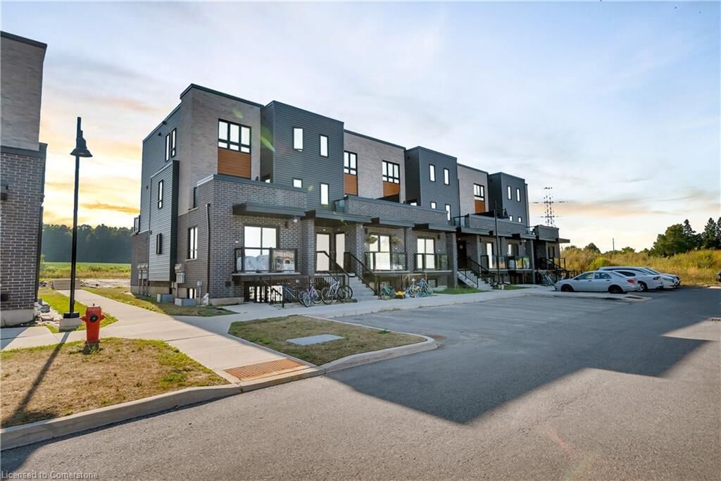 Photo de la propriété:  235 Chapel Hill Drive 11  ON N2R 1N3 