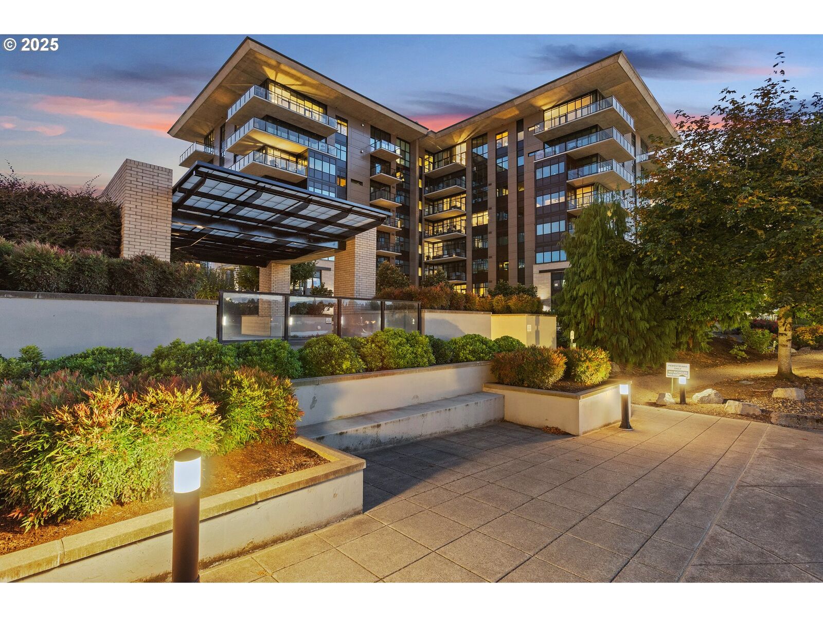 Property Photo: 1830 NW Riverscape St 803 OR 97209