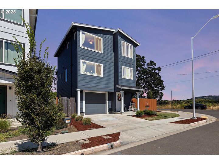 Property Photo: 1033 E Ginger Root Ct OR 97132