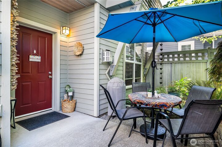 Property Photo: 5953 California Avenue SW 1-A WA 98126