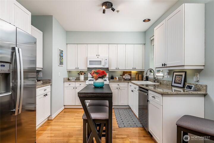 Property Photo: 5953 California Avenue SW 1-A WA 98126