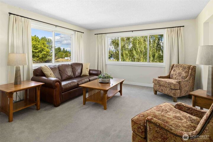 Property Photo:  1011  Hanson Road  WA 98926 