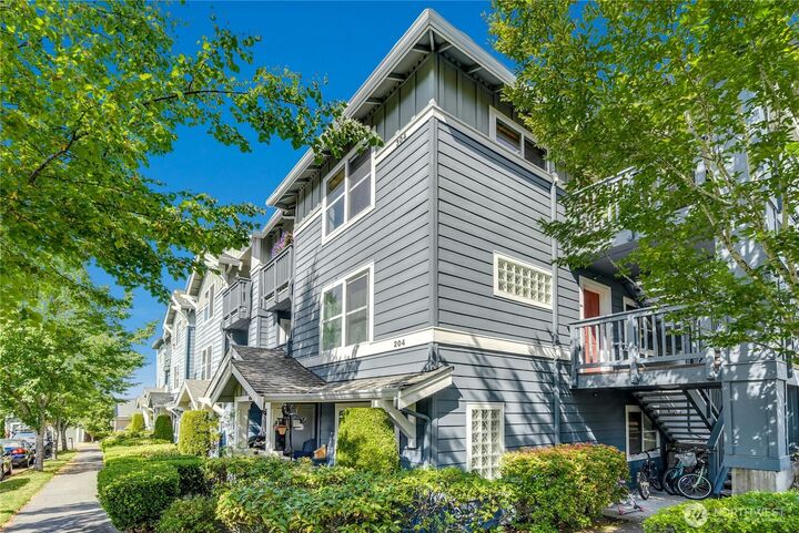 Property Photo:  1698  25th Place NE 304  WA 98029 