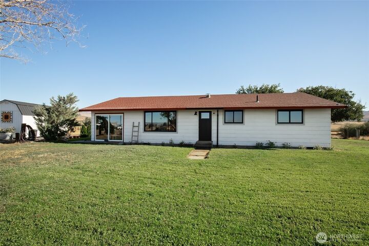 Property Photo:  2943  Thomas Road  WA 98926 