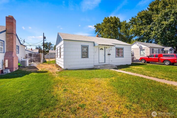 Property Photo:  1004 S 2nd Avenue  WA 98902 
