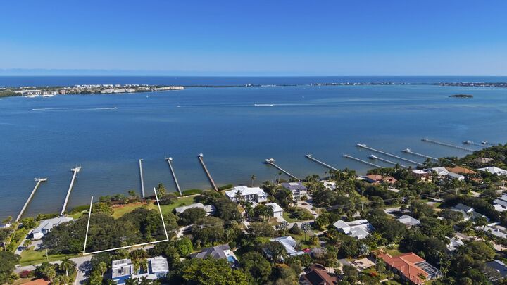 Property Photo:  36 S Sewalls Point Road  FL 34996 