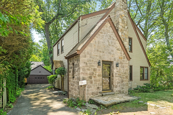 Property Photo:  415 West Avenue  CT 06820 