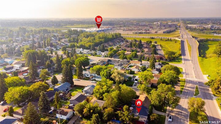 Property Photo: 2807 Clarence Avenue S SK S7J 1M7