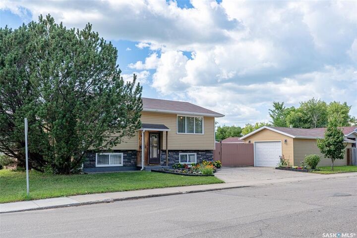 Property Photo:  3238 Massey Drive  SK S7L 4M9 