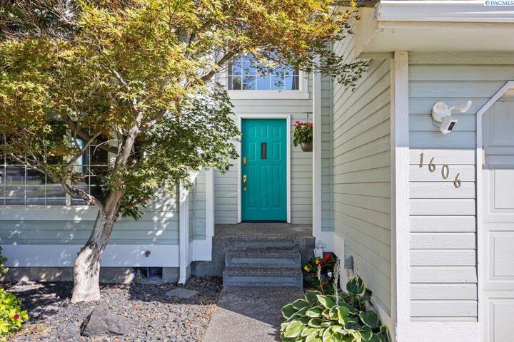 Property Photo:  1606 Elementary St  WA 99352 