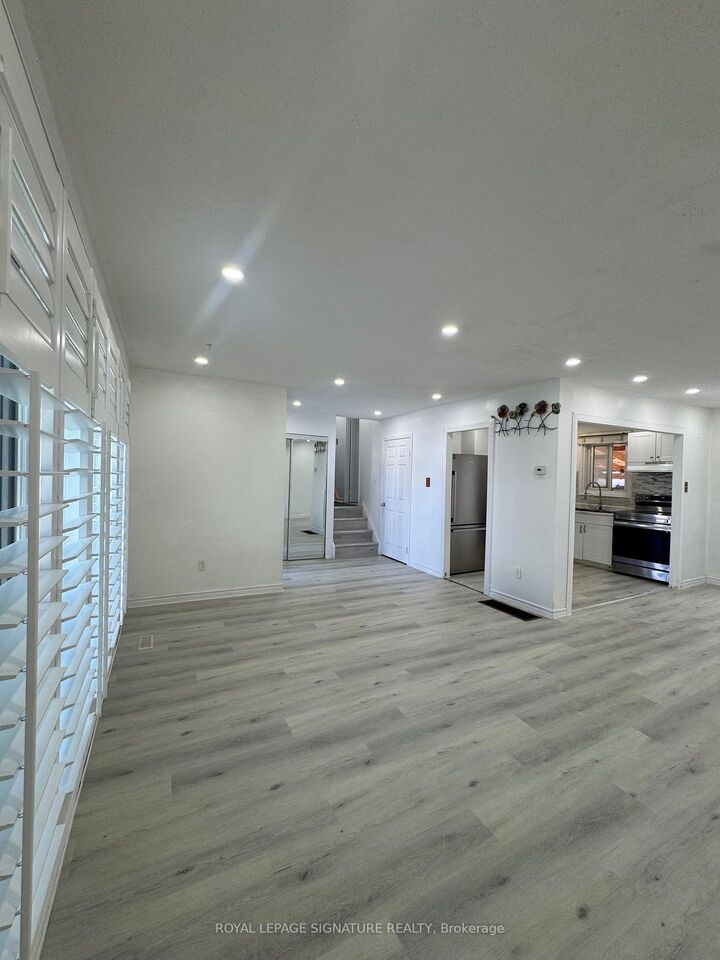 Property Photo: 10 Heatherside Court ON L6S 1N9