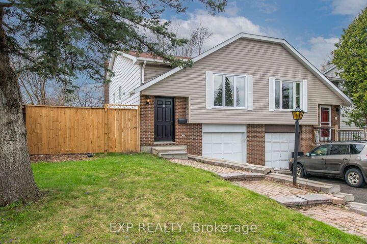 Property Photo: 15 Kadeer Way ON K2J 1J6