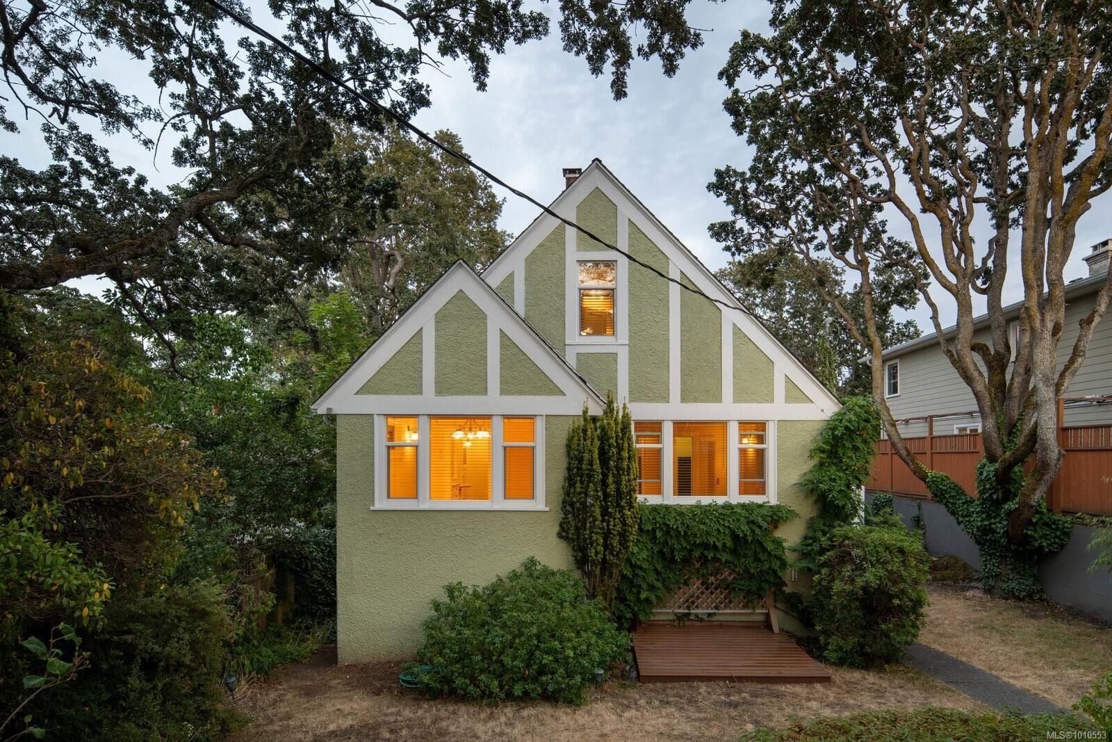 Property Photo: 1959 Hampshire Rd BC V8R 5T9