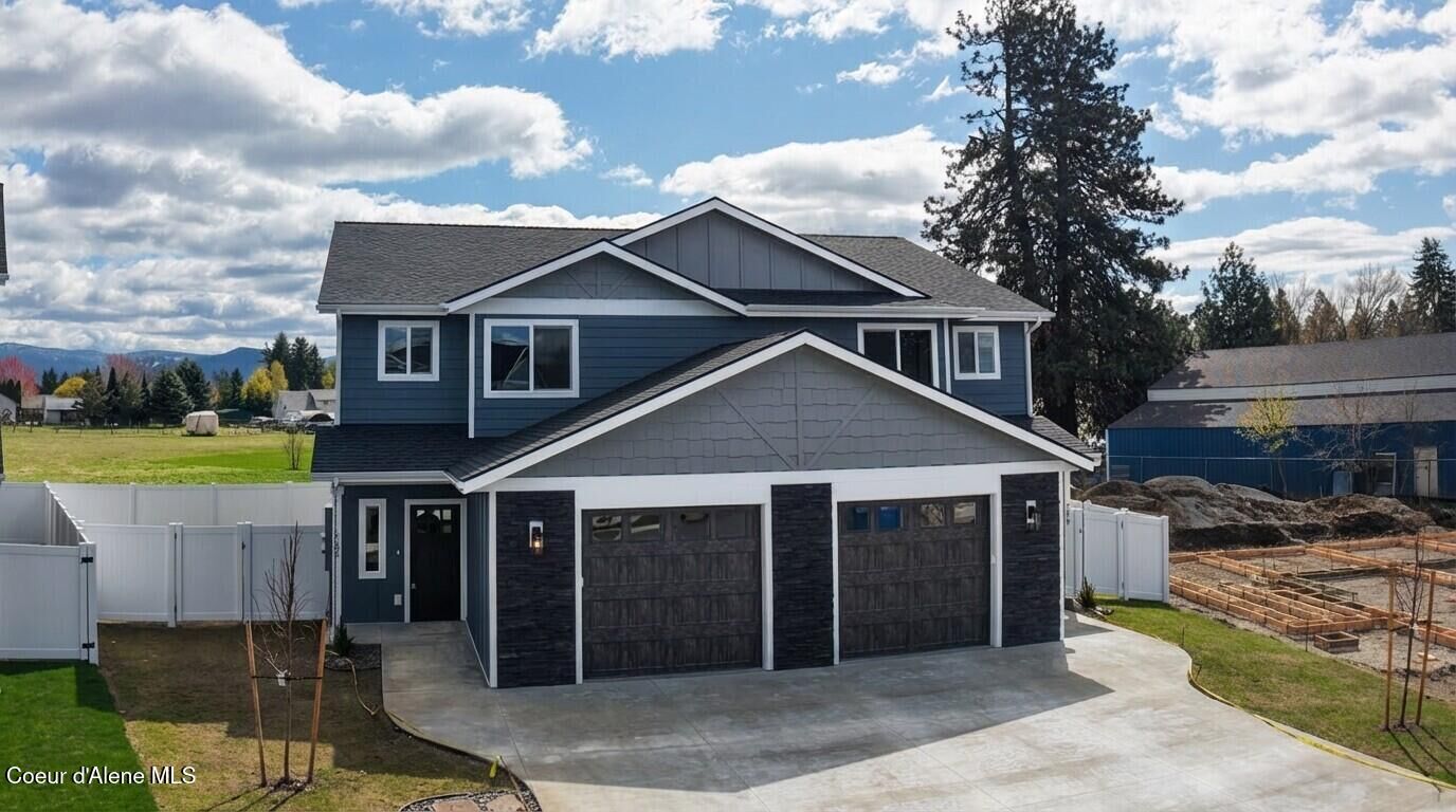 Property Photo:  198 E Lobo Loop  ID 83835 