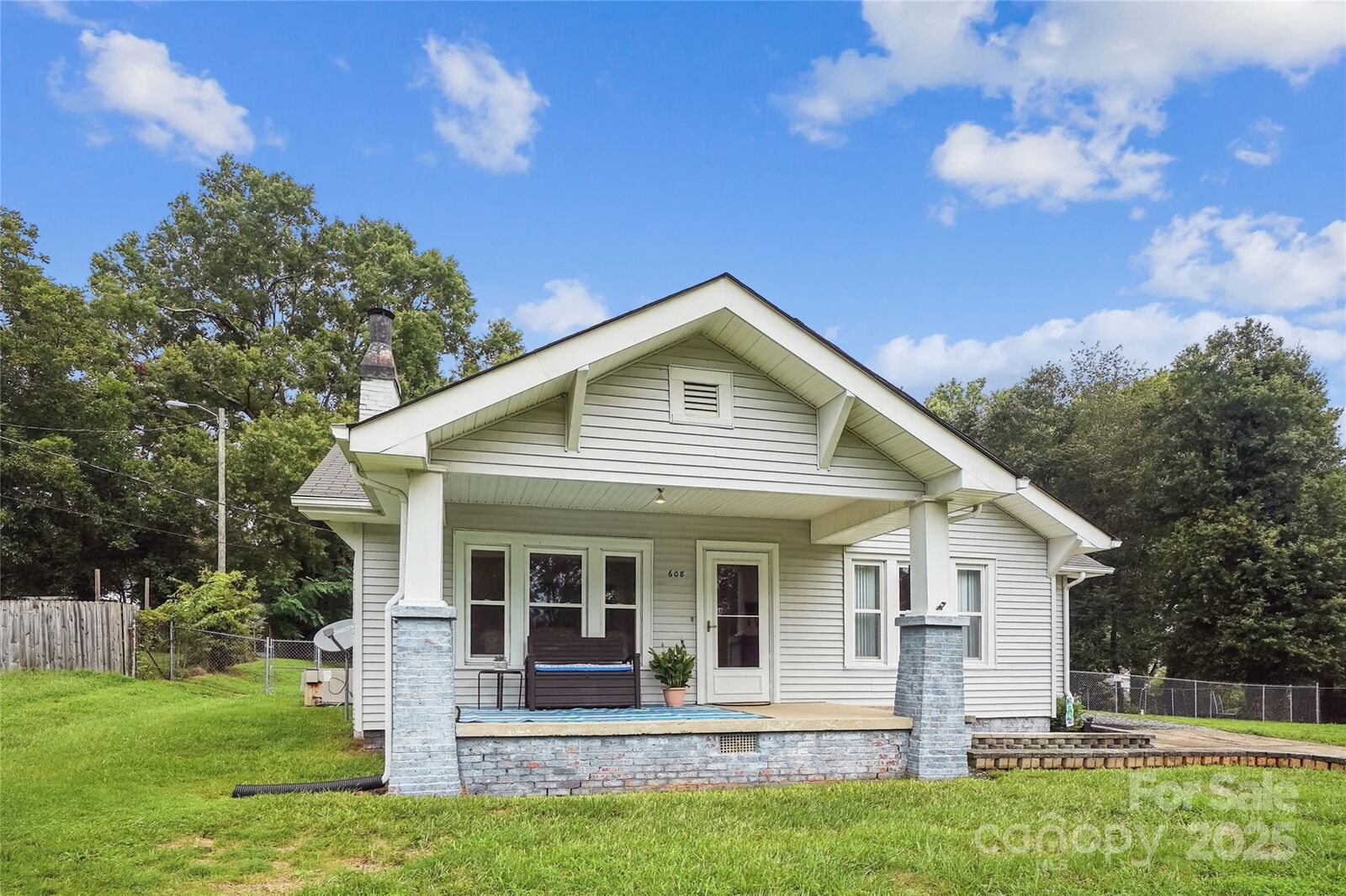 Property Photo:  608 E Maple Avenue  NC 28054 