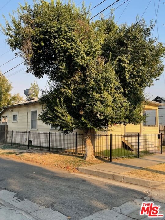 Property Photo:  1608 E St  CA 93301 