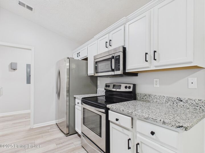Property Photo:  9400 Clubview Dr 202  KY 40291 