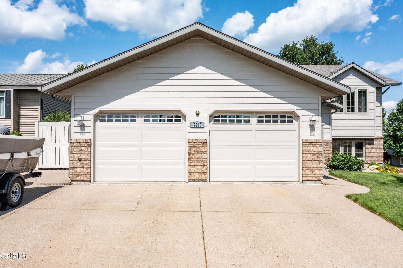 Property Photo:  2216 Jackson Avenue  ND 58501 