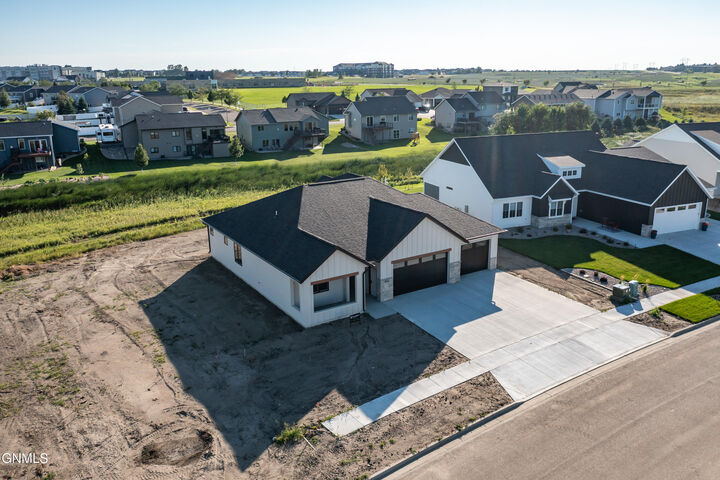 Property Photo:  402 Flint Drive  ND 58503 