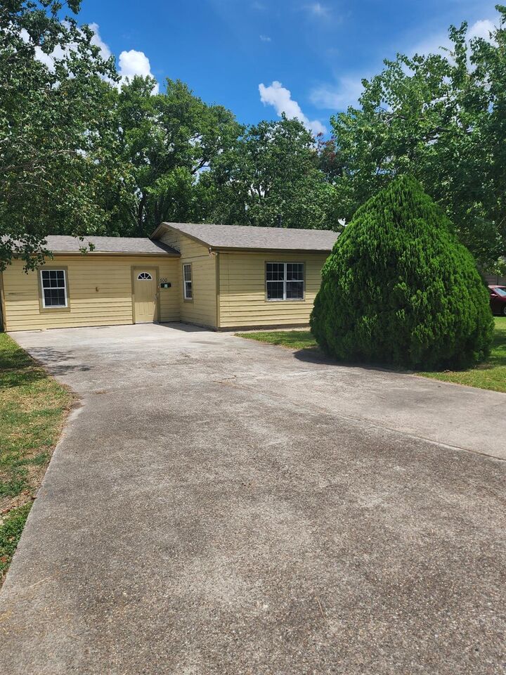 Property Photo: 500 Bluebonnet TX 77568