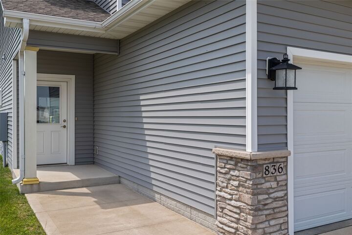 Property Photo:  836 Kinney Circle NE  IA 50035 