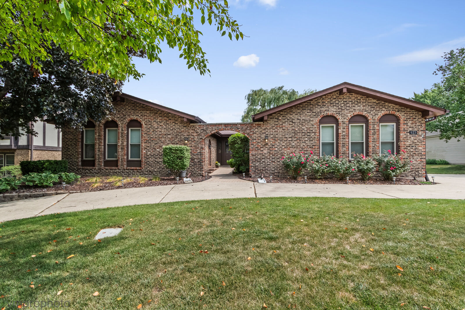 Property Photo: 923 S Stonehedge Lane IL 60067