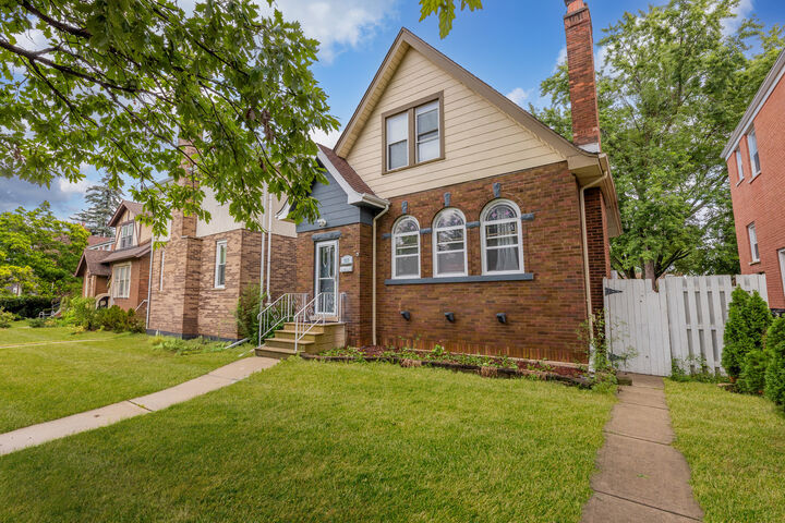 Property Photo: 923 Manchester Avenue IL 60154