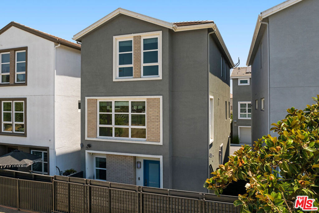 Property Photo: 2700 E Chaucer Street 19 CA 90065