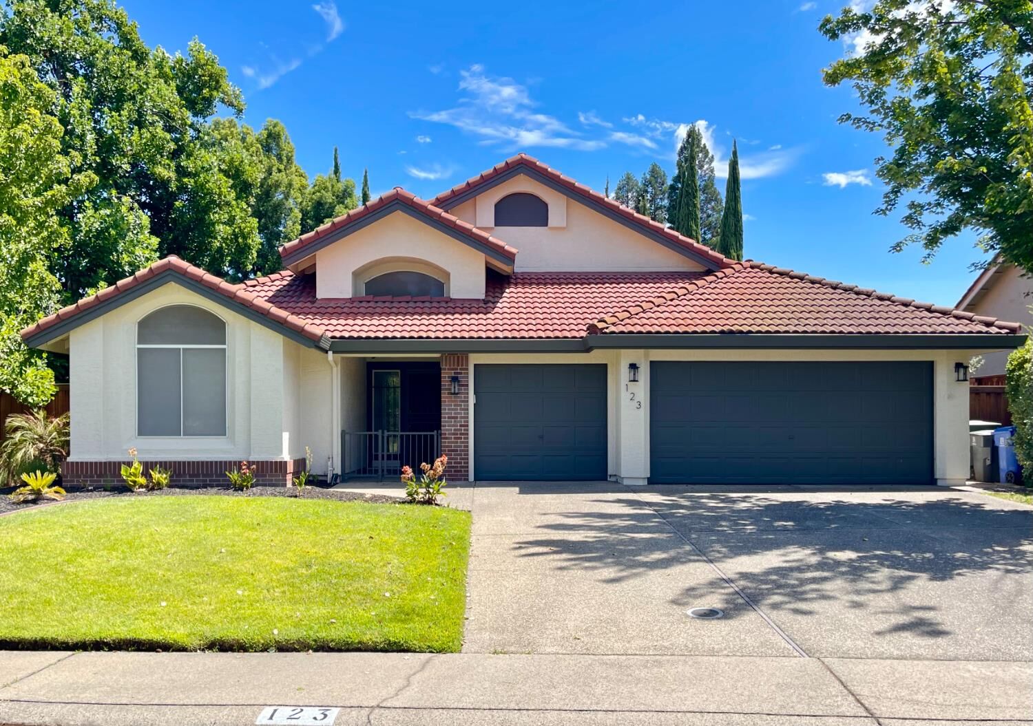 Property Photo: 123 Tetworth Way CA 95630