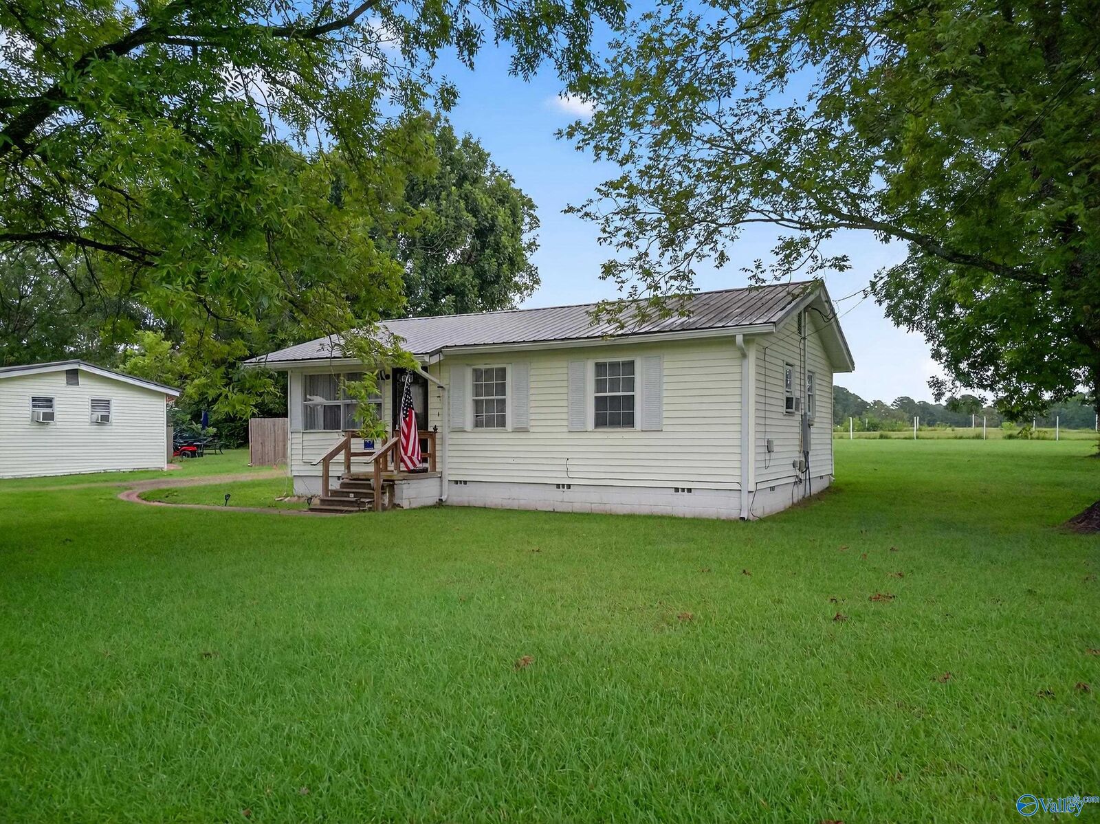 Property Photo: 996 Oakland Drive AL 35901
