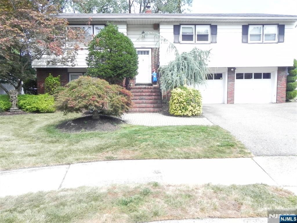 Property Photo:  16 Elizabeth Court  NJ 07643 