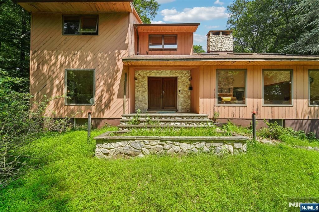 Property Photo:  724 Tall Oaks Court  NJ 07417 