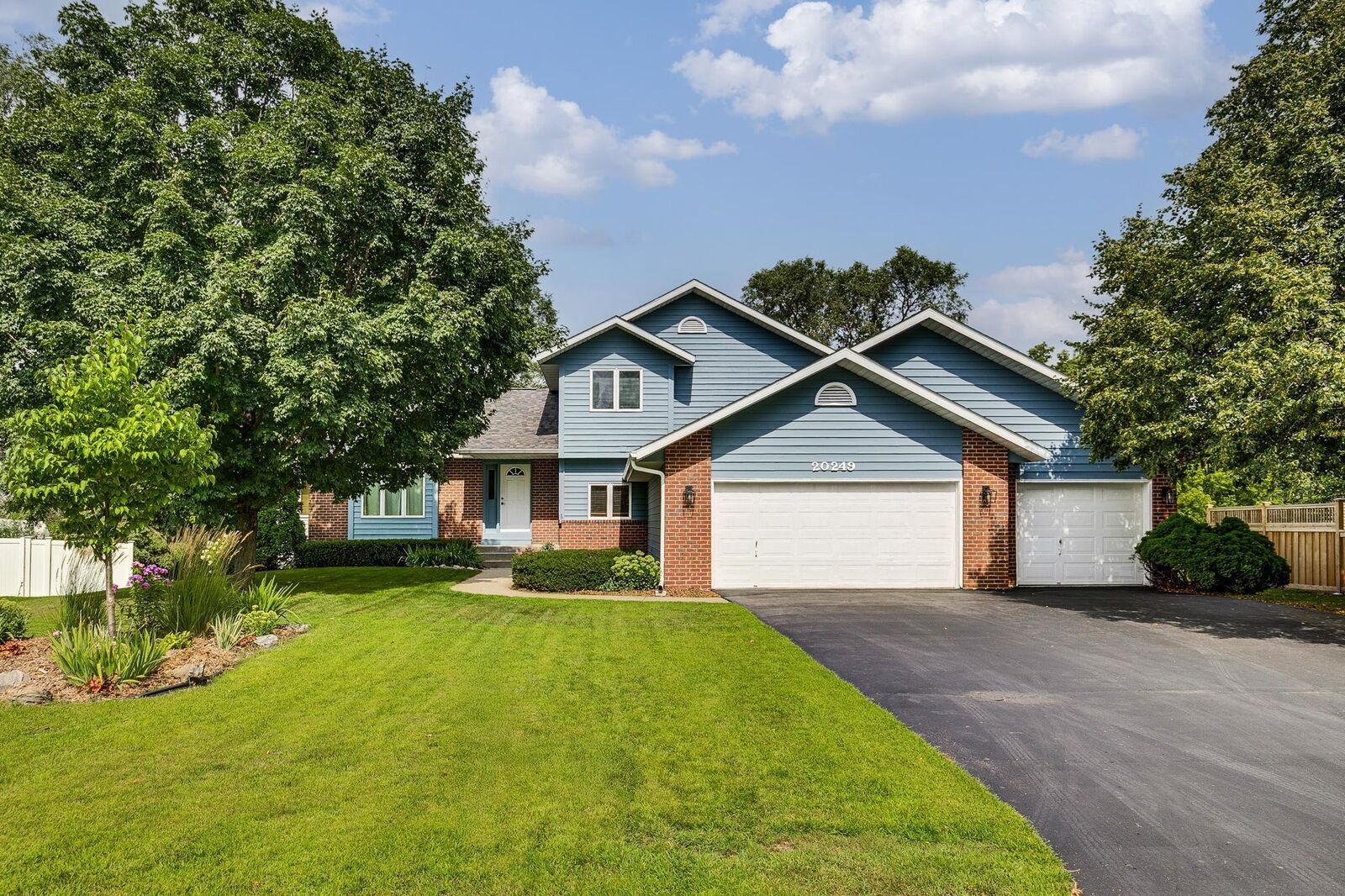 Property Photo:  20249 Kensington Way  MN 55044 
