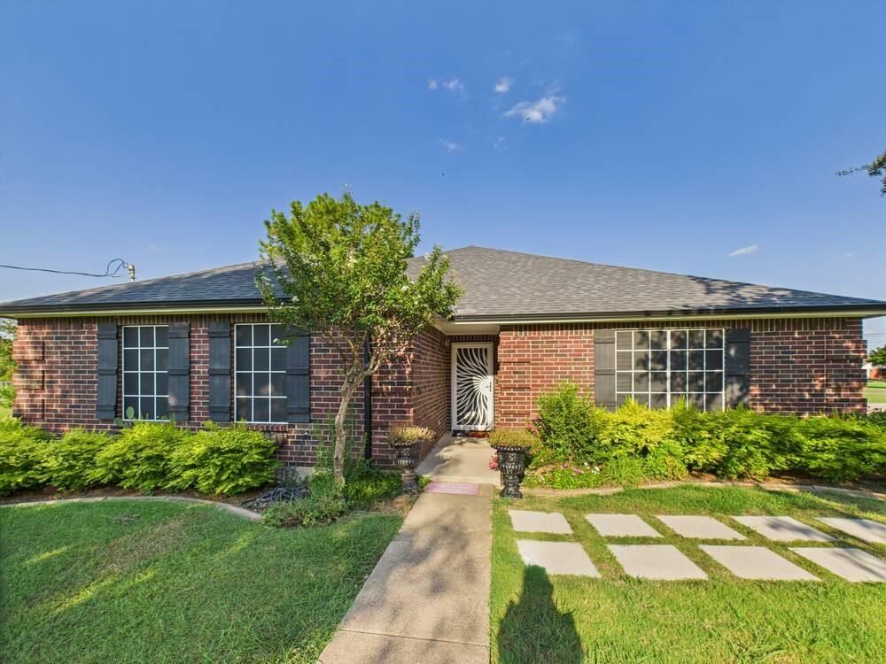 Property Photo: 100 Copperfield Court TX 75154